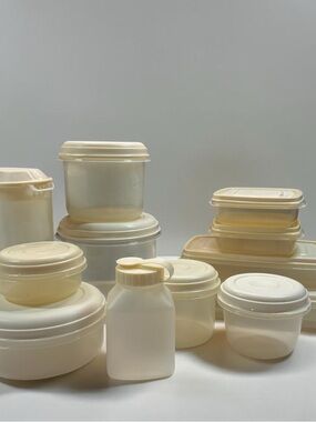 24 piece Vtg Rubbermaid storage containers almond lids
